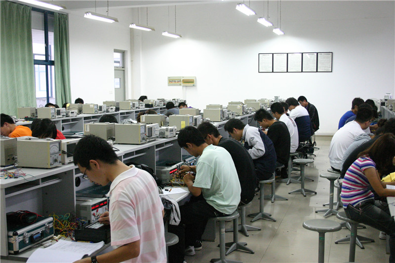 同学们聚精会神在实验室做实验.jpg